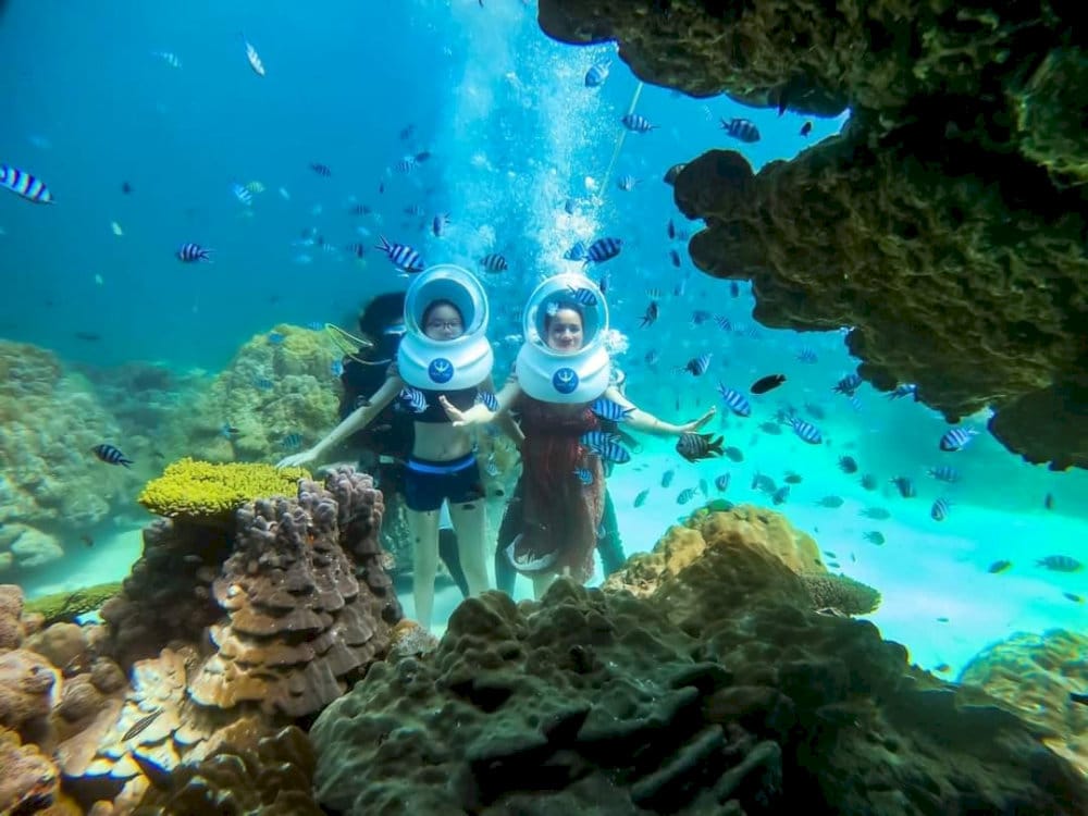Traveller gently walks near coral reefs, maintaining a safe distance and protecting marine life